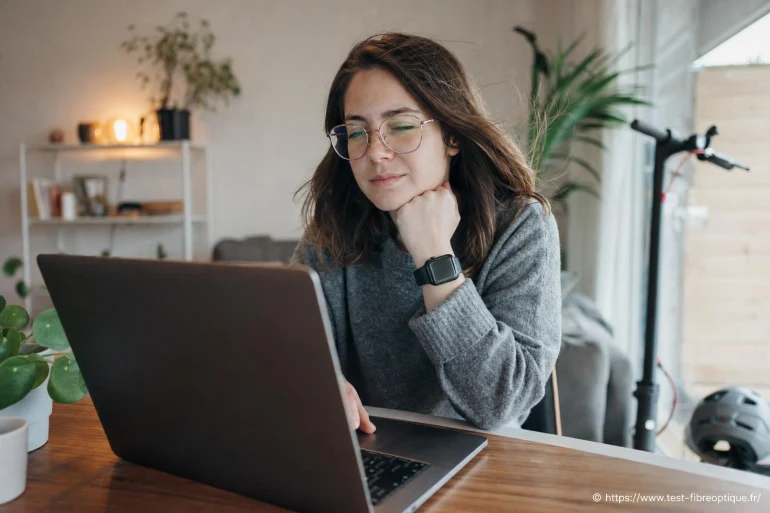 Femme travaillant sur ordinateur portable