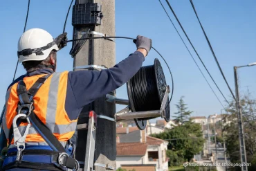 Installation fibre aérienne : comment se déroule la pose sur poteau