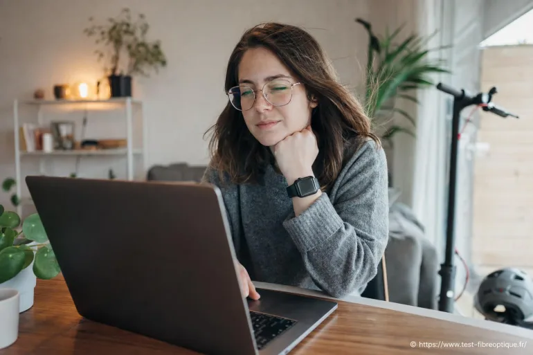 Femme travaillant sur ordinateur portable